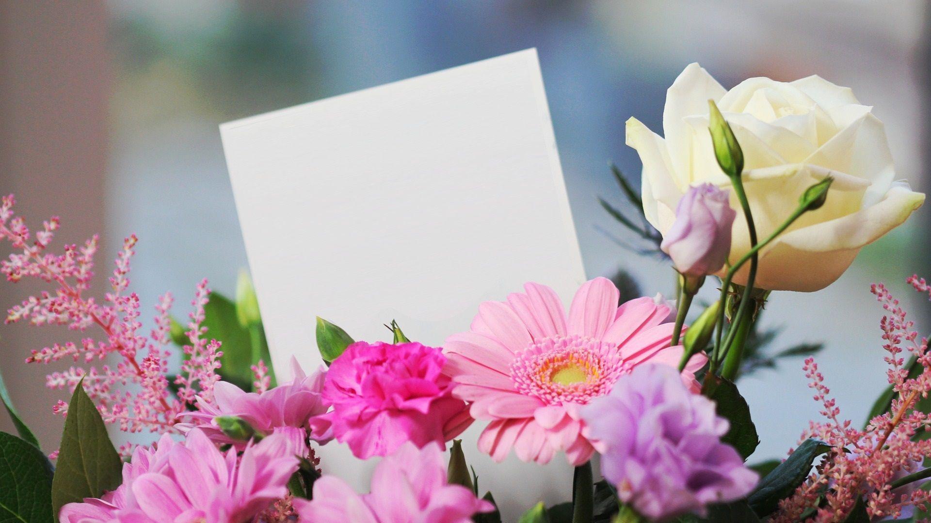 La carte de condoléances jointe aux fleurs de deuil